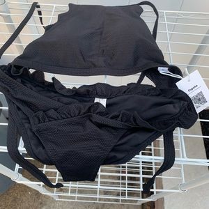 BNWT 2PC SCALLOPED HALTERED BIKINI SUPER CUTE 🥊🖤